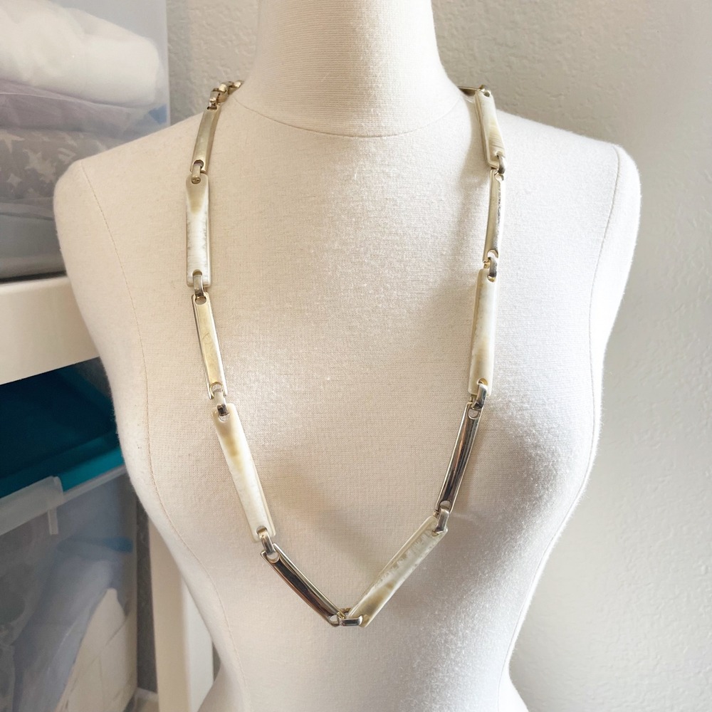 Liz Claiborne‎ Gold Tone Cream Marbled Resin Bar Link Long Necklace Statement